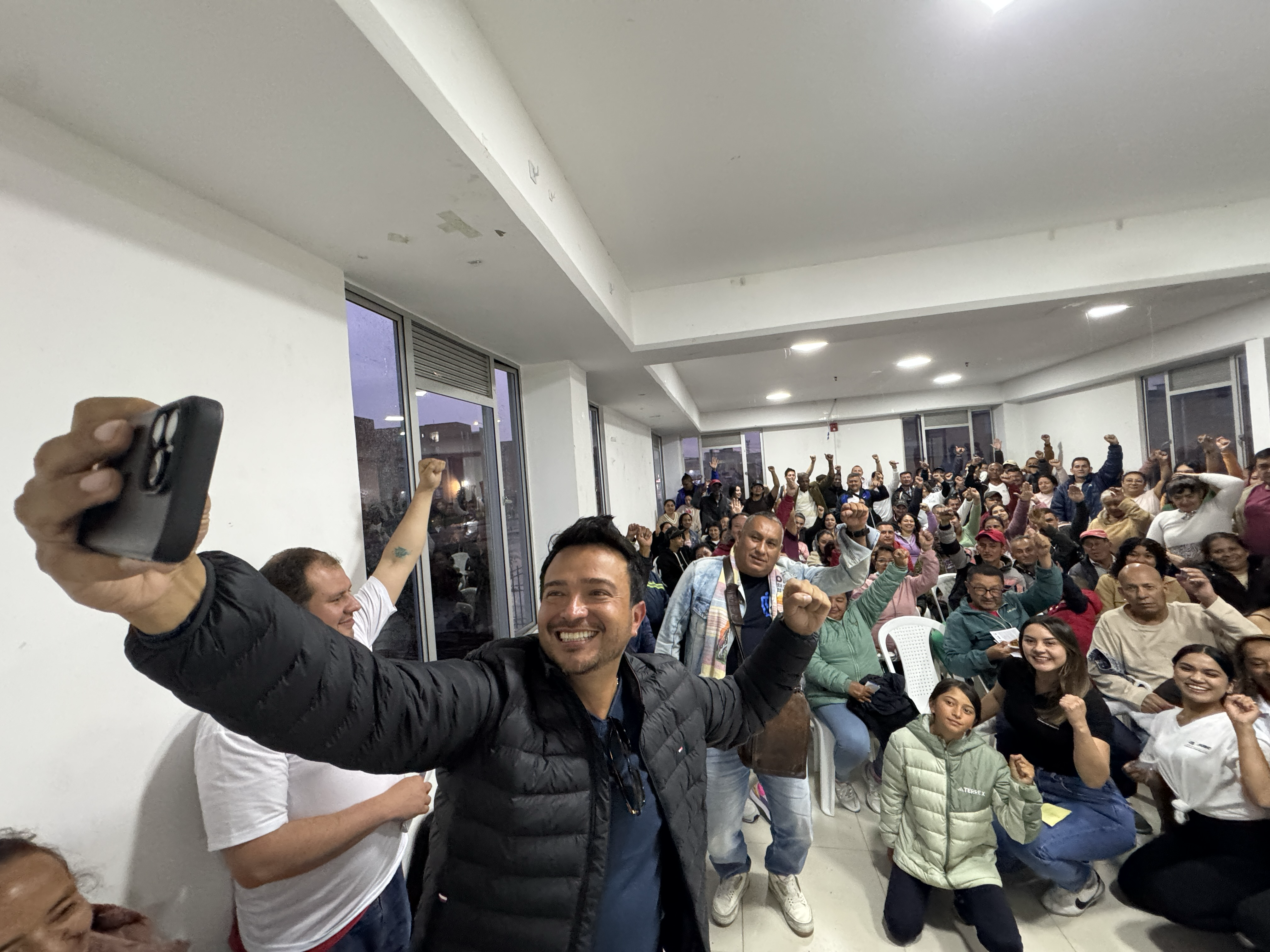 View of the city from a high point, showing buildings and mountains.