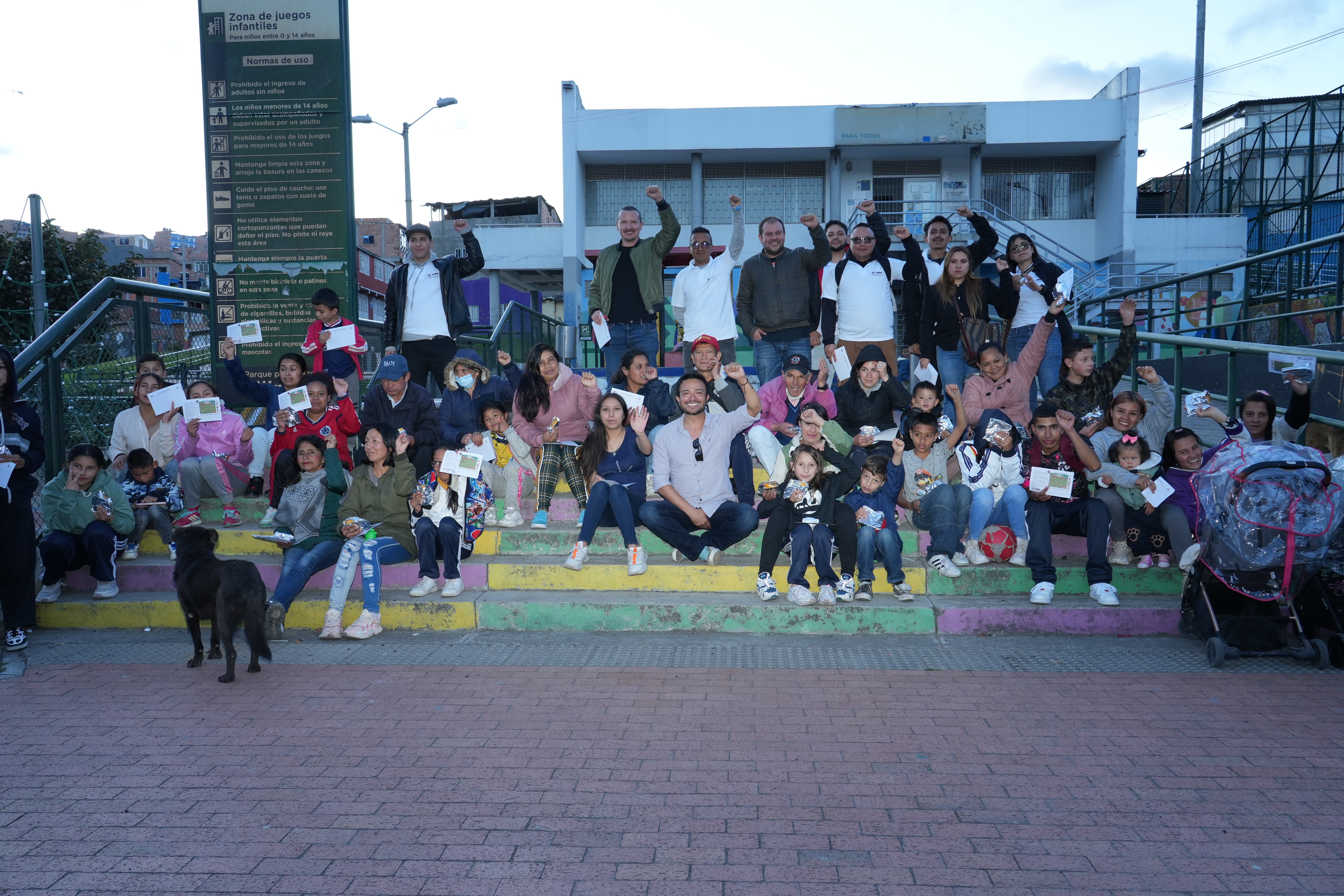 Night view of a street with traffic and a building with the text 'Claro'.